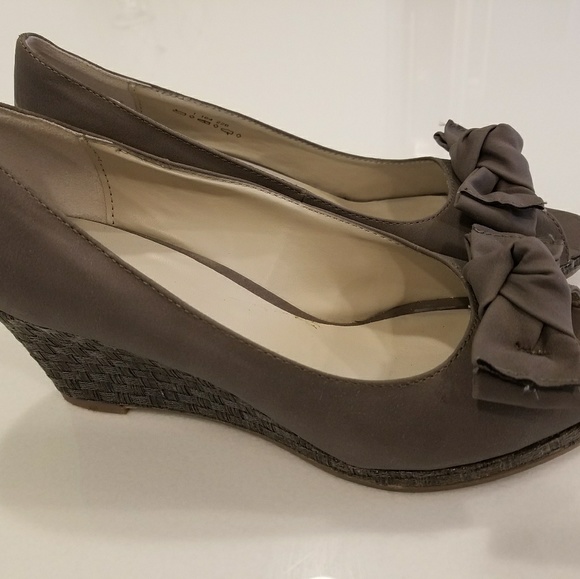Gray Wedge Heel Womans Shoes - Picture 2 of 2